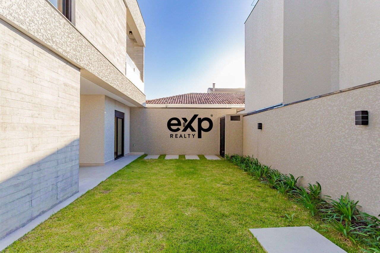 Sobrado alto padrão - Ecoville, 196m², 4 Quartos, 5 Banheiros e Terraço Gourmet com Jacuzzi