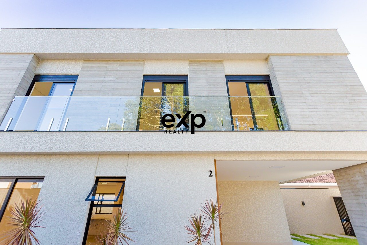 Sobrado alto padrão - Ecoville, 196m², 4 Quartos, 5 Banheiros e Terraço Gourmet com Jacuzzi