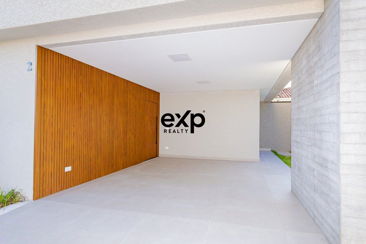 Sobrado alto padrão - Ecoville, 196m², 4 Quartos, 5 Banheiros e Terraço Gourmet com Jacuzzi