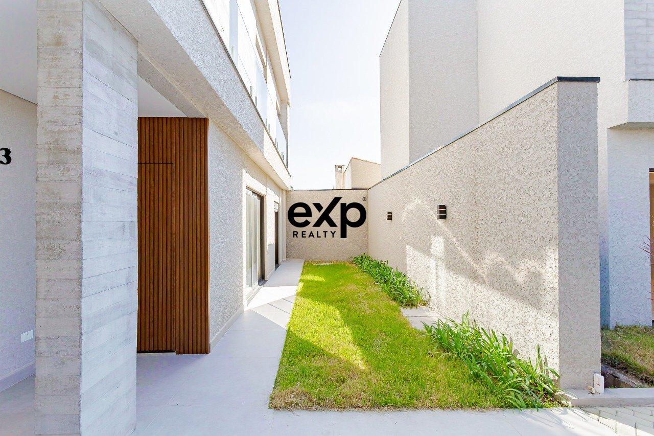 Sobrado alto padrão - Ecoville, 212m², 4 Quartos, 5 Banheiros e Terraço Gourmet com Jacuzzi