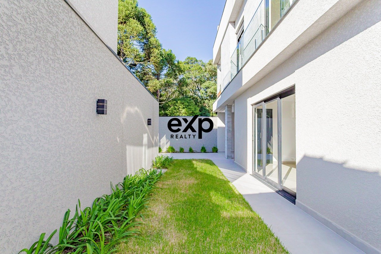 Sobrado alto padrão - Ecoville, 212m², 4 Quartos, 5 Banheiros e Terraço Gourmet com Jacuzzi