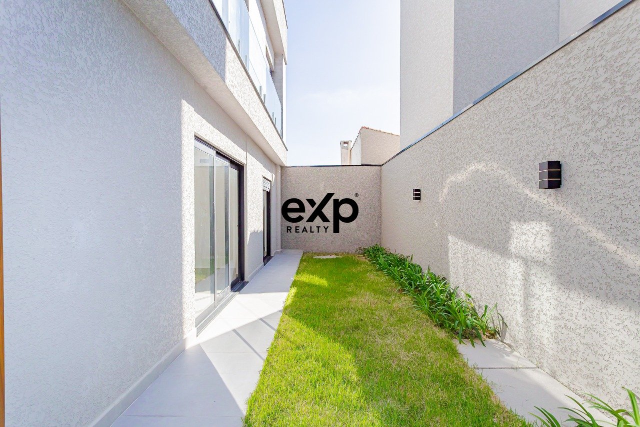 Sobrado alto padrão - Ecoville, 212m², 4 Quartos, 5 Banheiros e Terraço Gourmet com Jacuzzi
