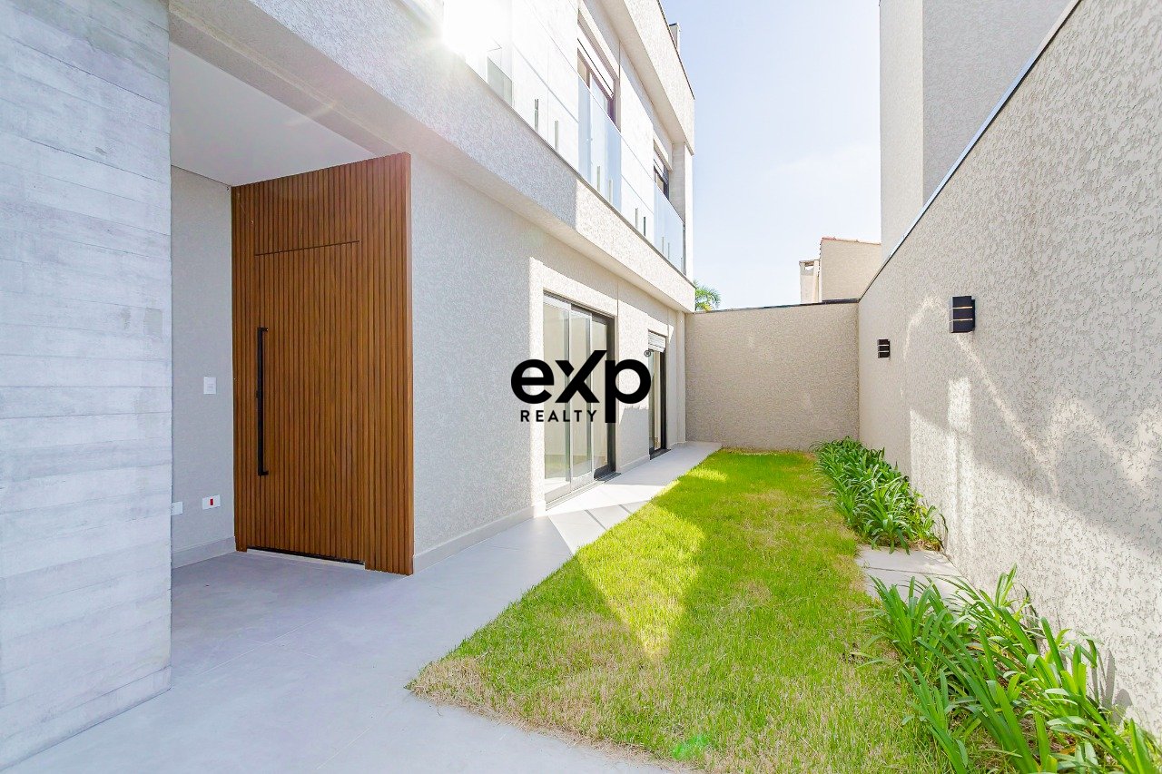 Sobrado alto padrão - Ecoville, 212m², 4 Quartos, 5 Banheiros e Terraço Gourmet com Jacuzzi
