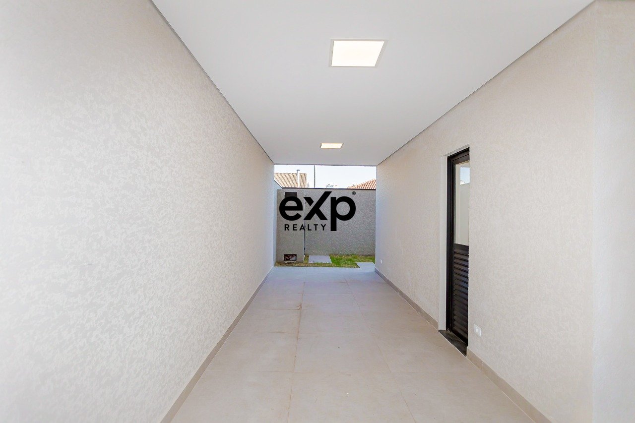 Sobrado alto padrão - Ecoville, 212m², 4 Quartos, 5 Banheiros e Terraço Gourmet com Jacuzzi