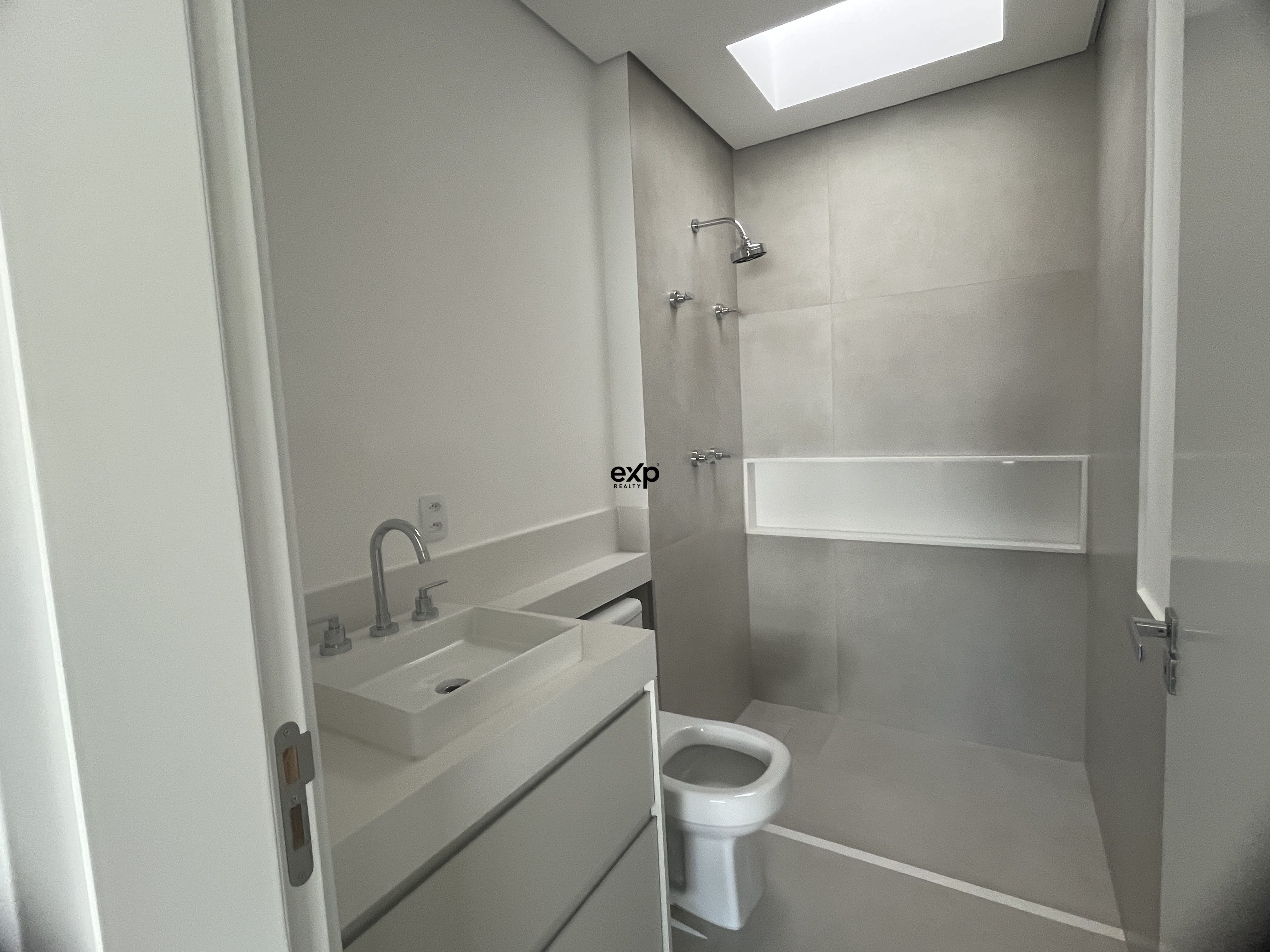 Casa em Condominio fechado com 3 suites, lazer completo