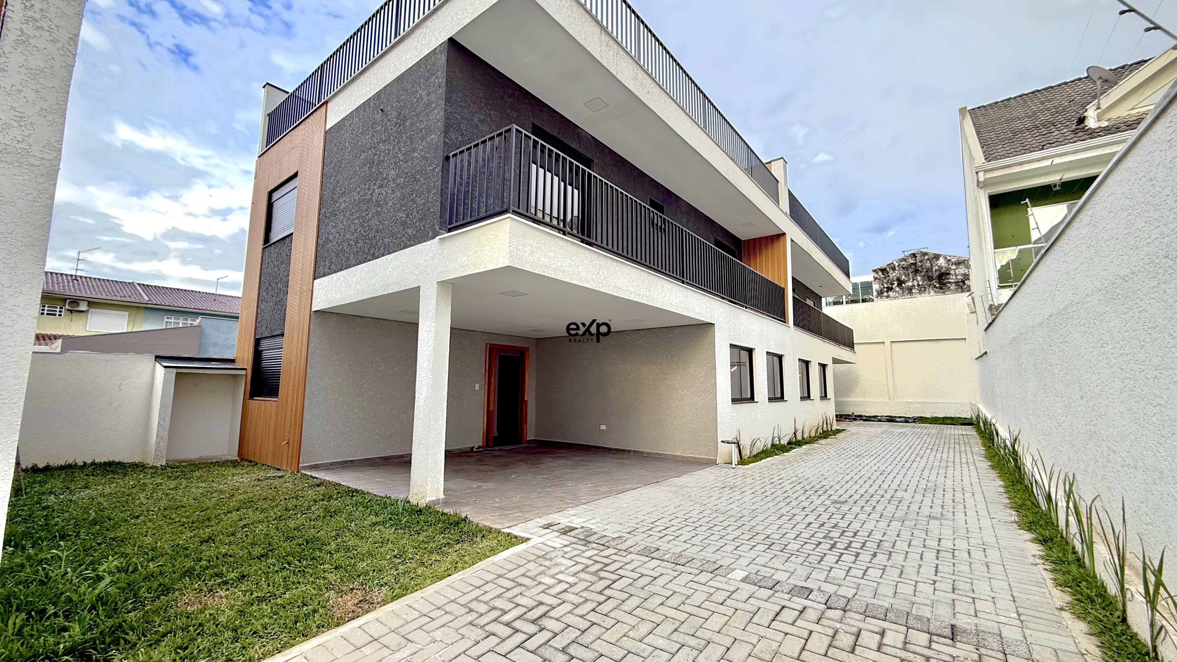Lindo Sobrado/Triplex Novo à venda em Curitiba no bairro Cajuru!