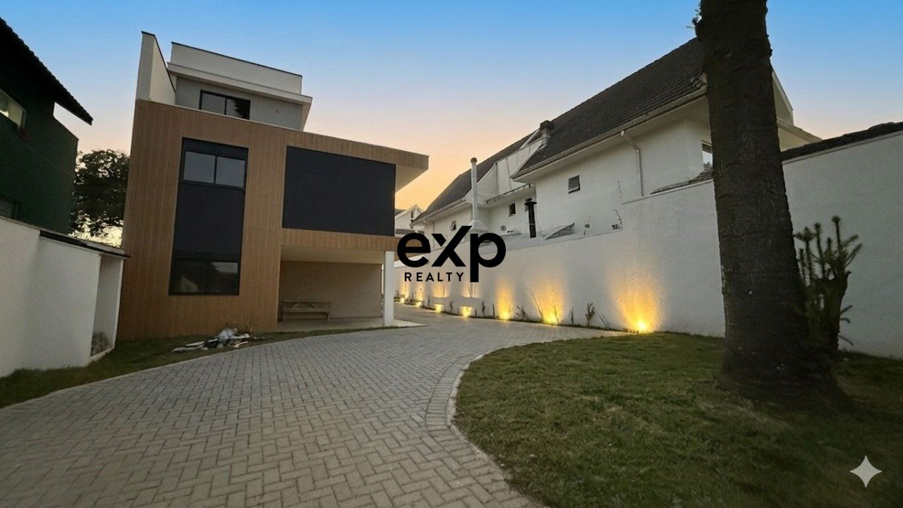 Lindo Sobrado/Triplex Novo à venda em Curitiba no bairro Cajuru!