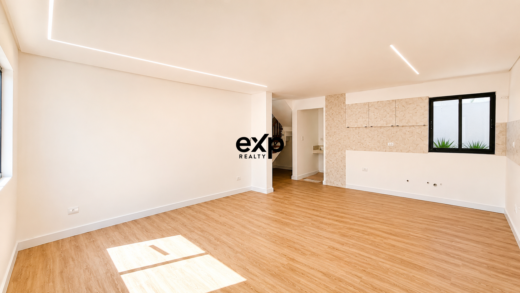 Lindo Sobrado/Triplex Novo à venda em Curitiba no bairro Cajuru!