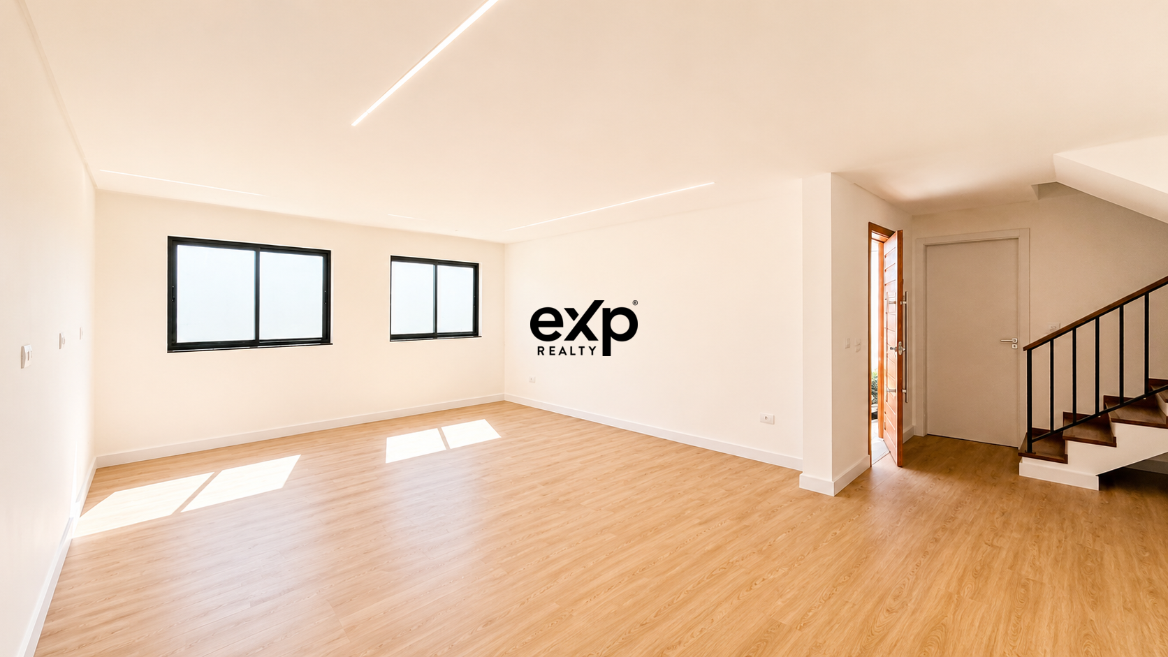 Lindo Sobrado/Triplex Novo à venda em Curitiba no bairro Cajuru!