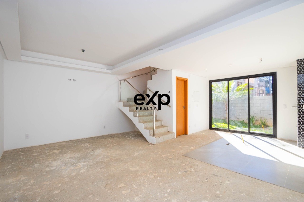 Casa triplex com 3 quartos, suíte no Santa Cândida!