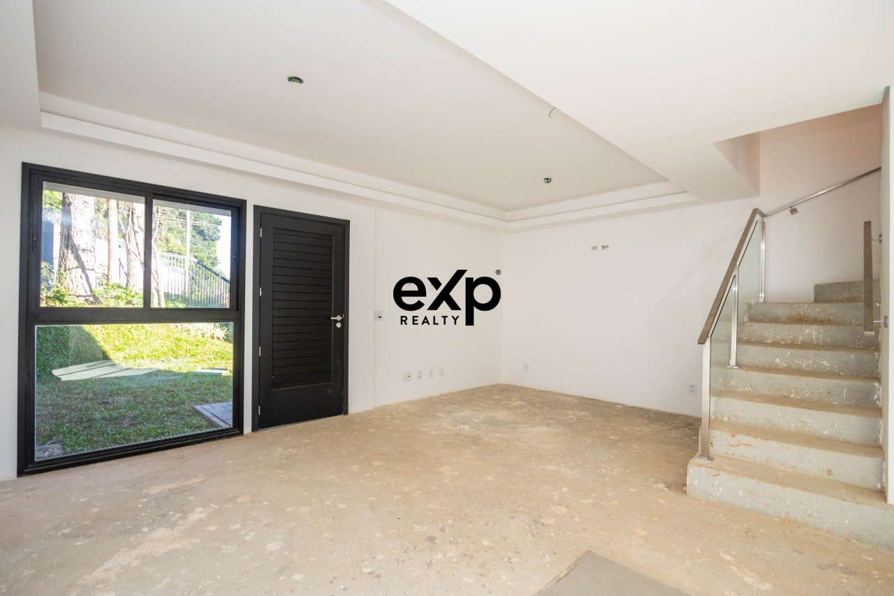 Casa triplex com 3 quartos, suíte no Santa Cândida!