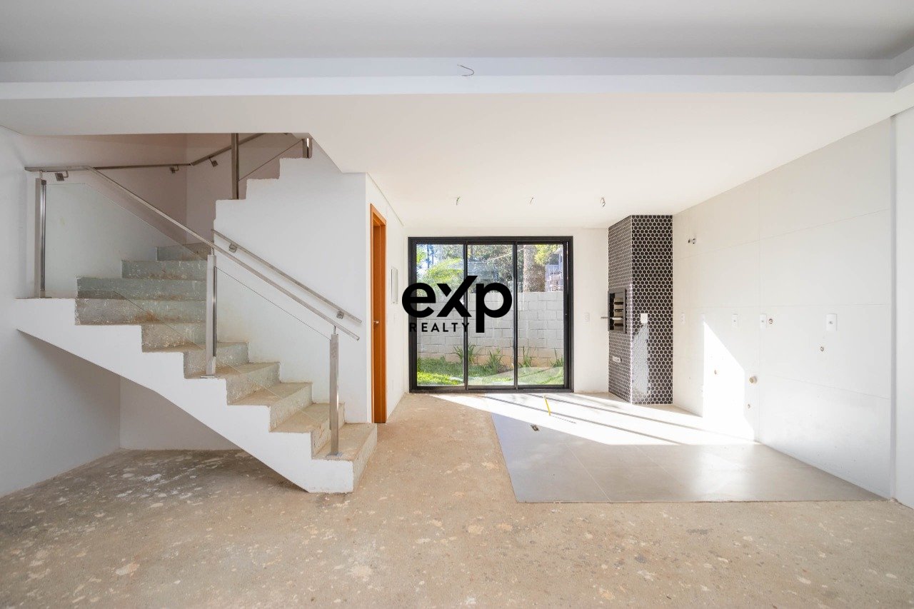 Casa triplex com 3 quartos, suíte no Santa Cândida!