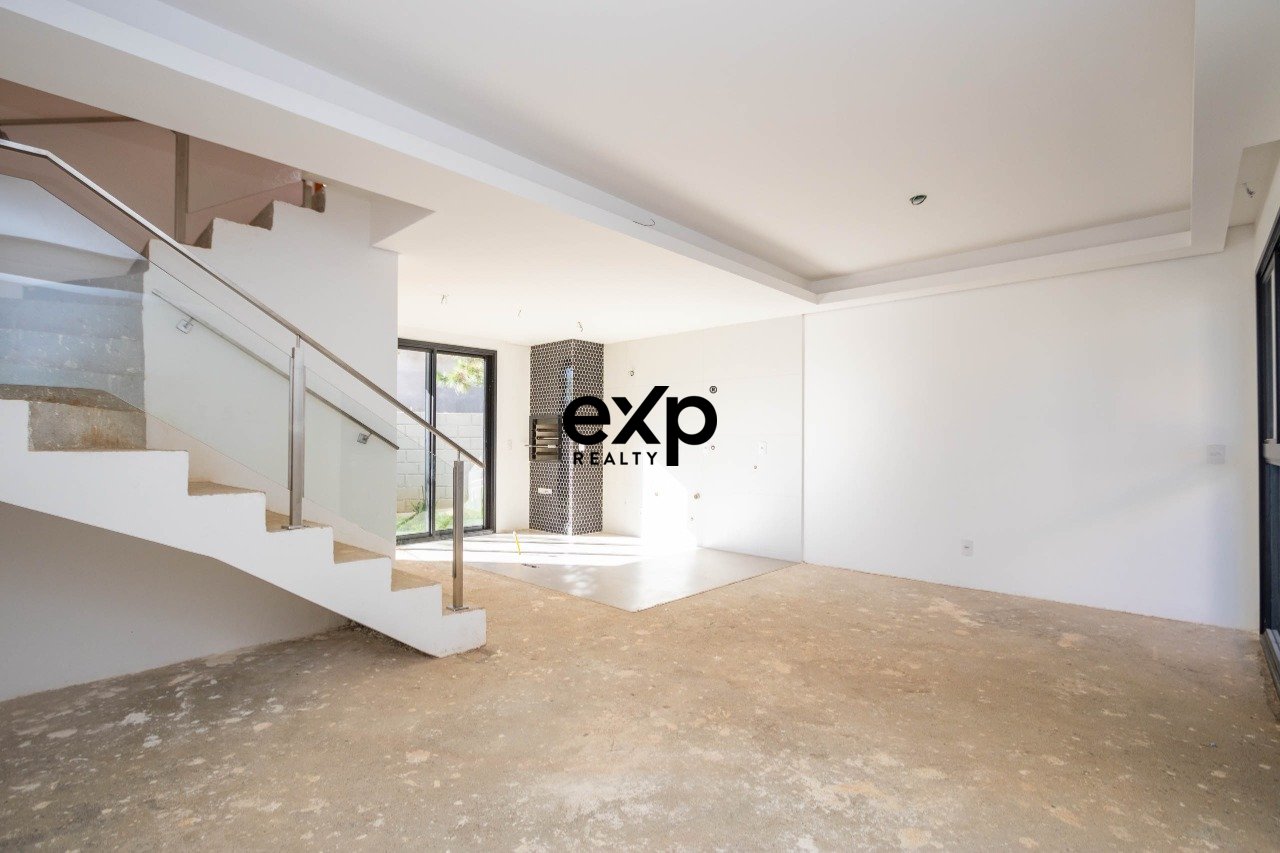 Casa triplex com 3 quartos, suíte no Santa Cândida!