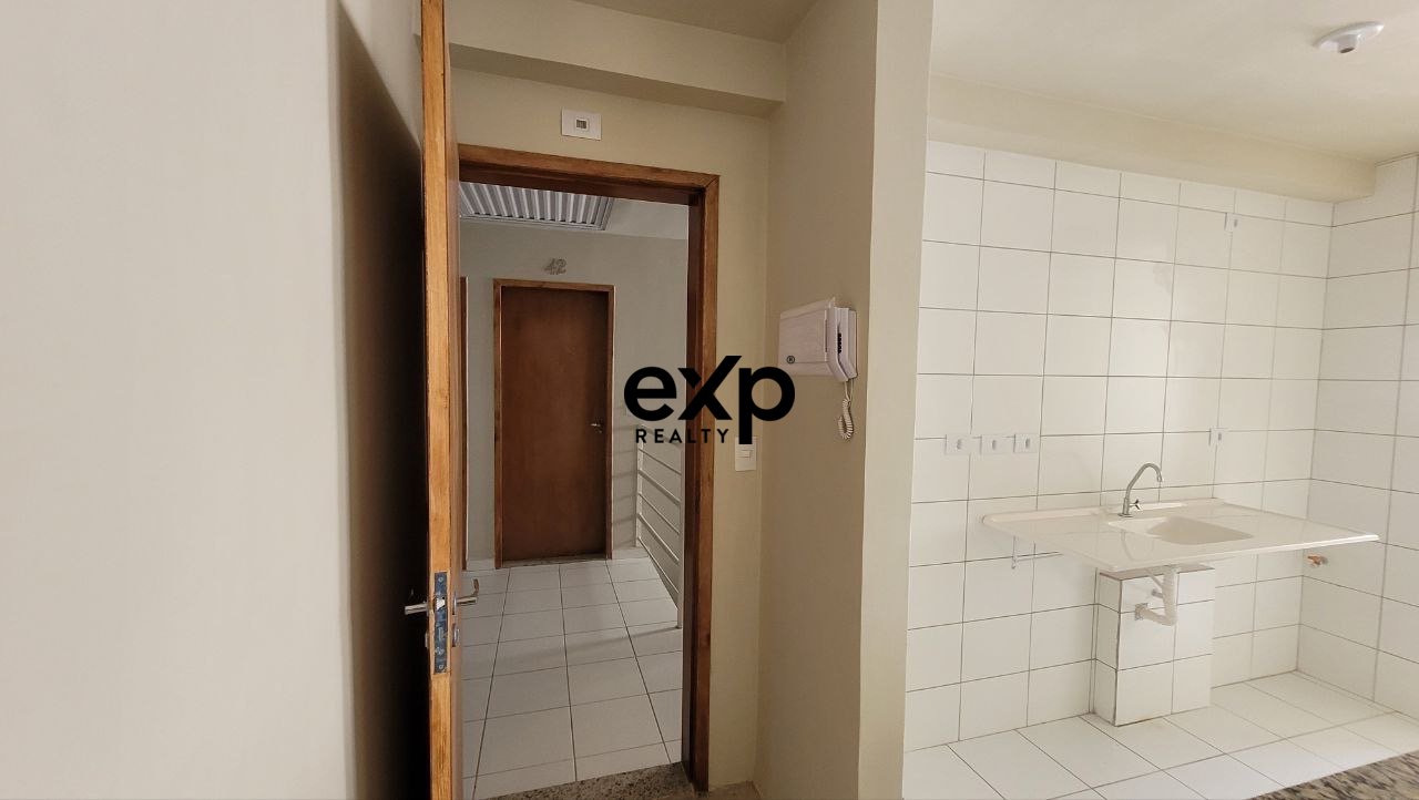 APARTAMENTO 2 QUARTOS, VARANDA E VAGA - 50m²
