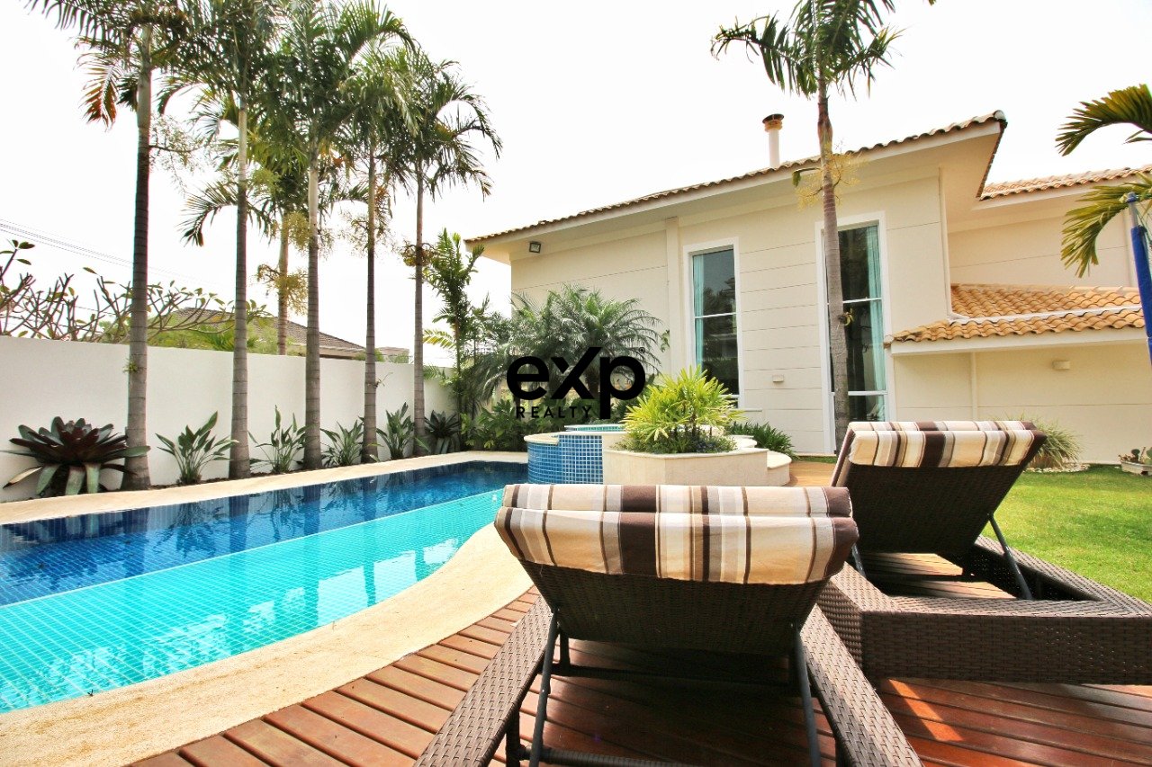 Casa à venda com 04 suites próxima oa colégio Porto Seguro em Valinhos/SP