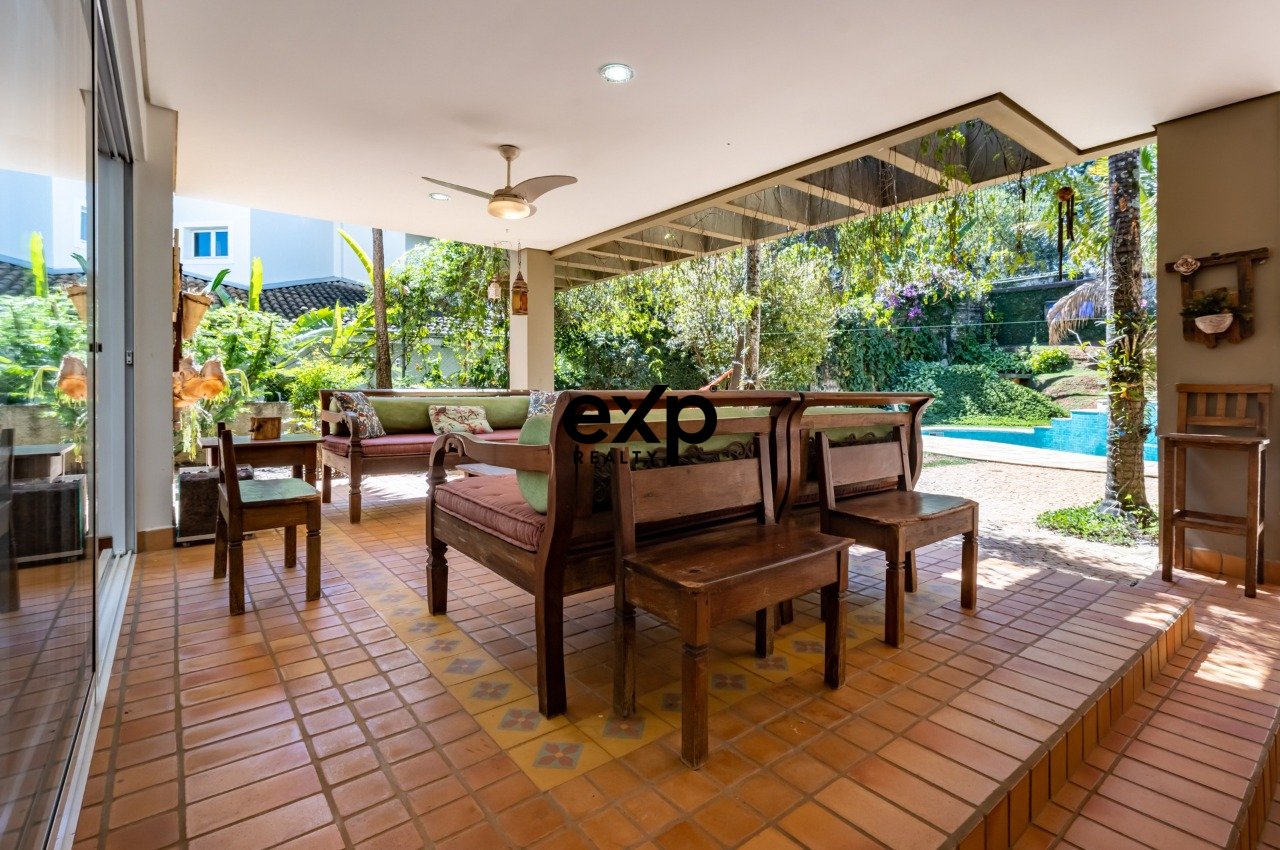 Casa à venda com 04 quartos sendo 04 suites ao lado do colégio Porto Seguro em Valinhos/SP