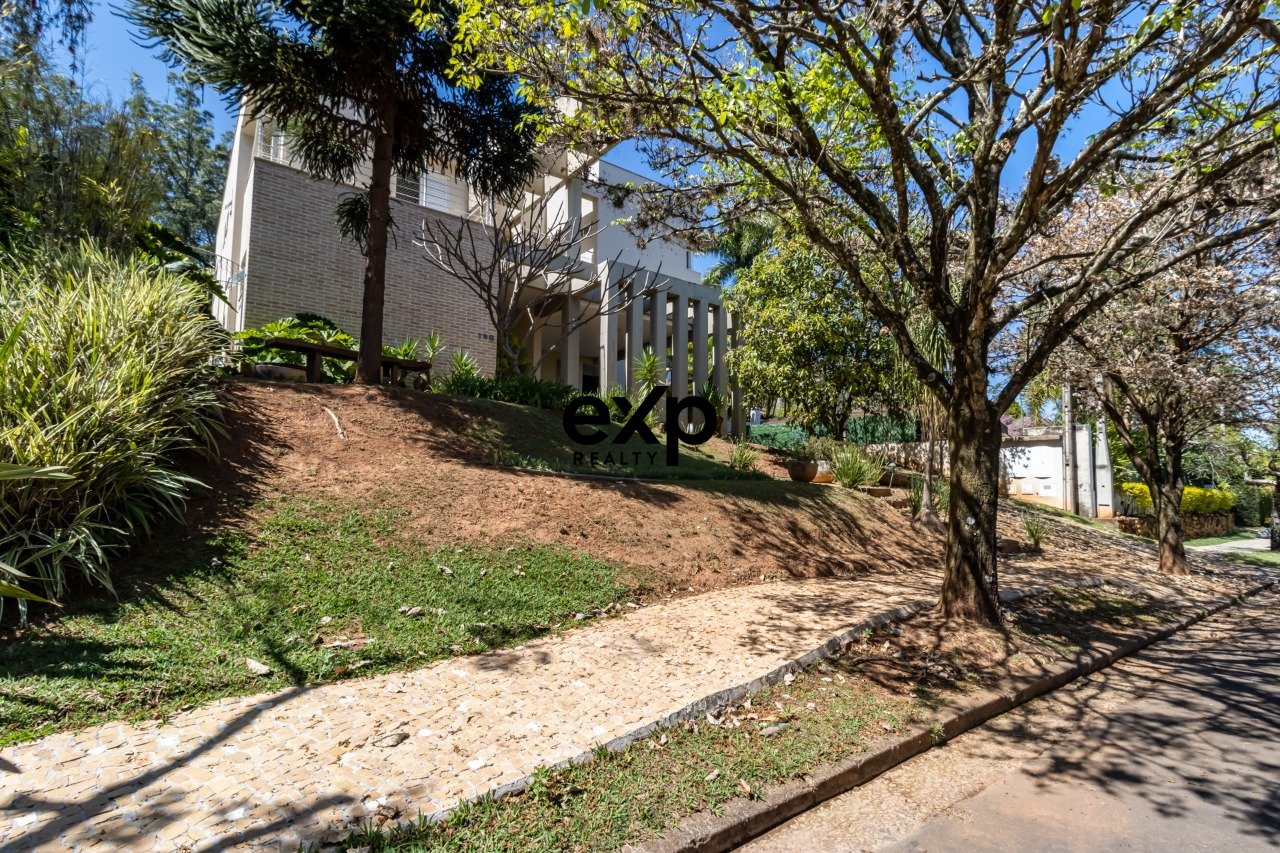 Casa à venda com 04 quartos sendo 04 suites ao lado do colégio Porto Seguro em Valinhos/SP