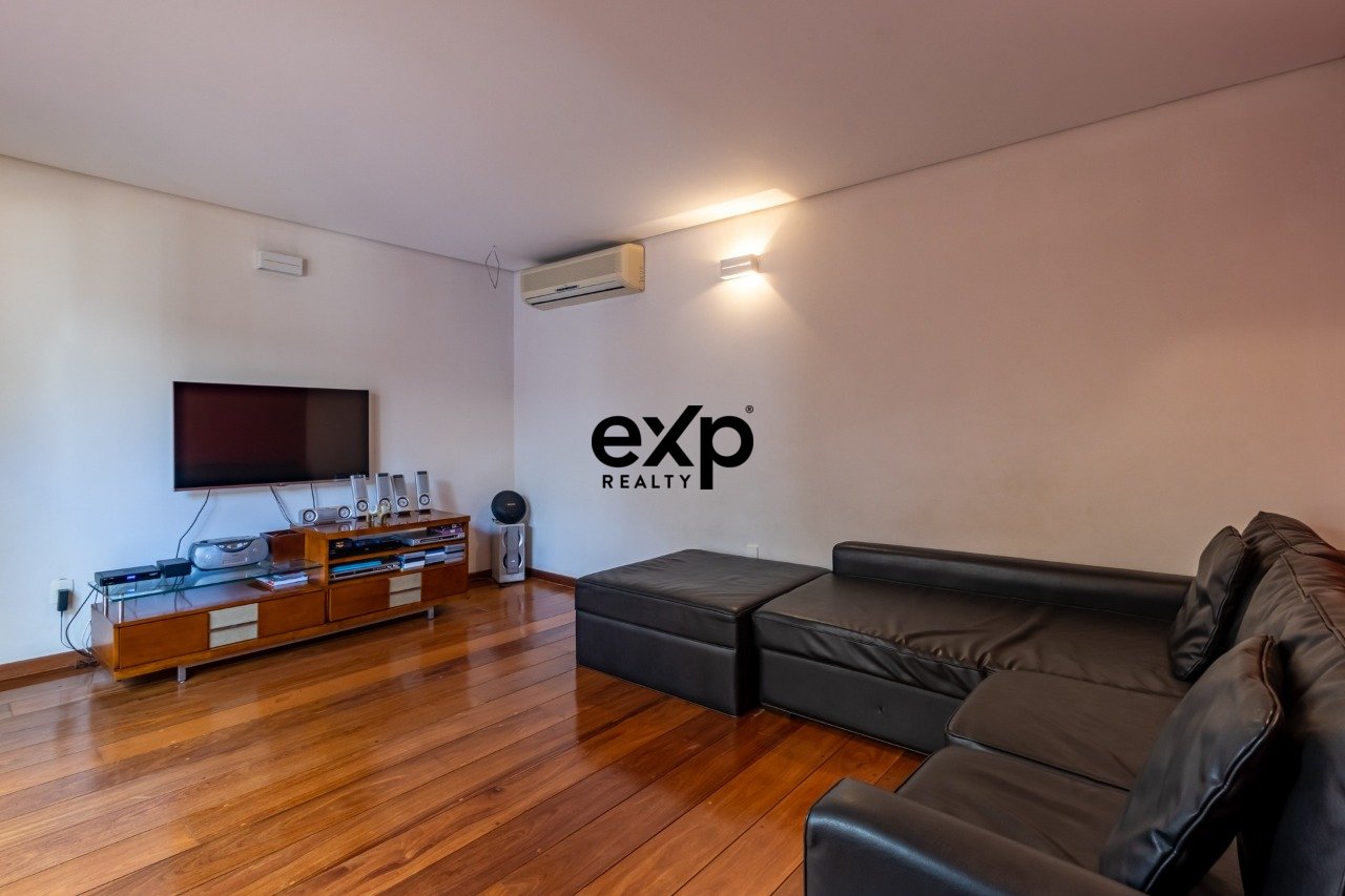 Casa à venda com 04 quartos sendo 04 suites ao lado do colégio Porto Seguro em Valinhos/SP