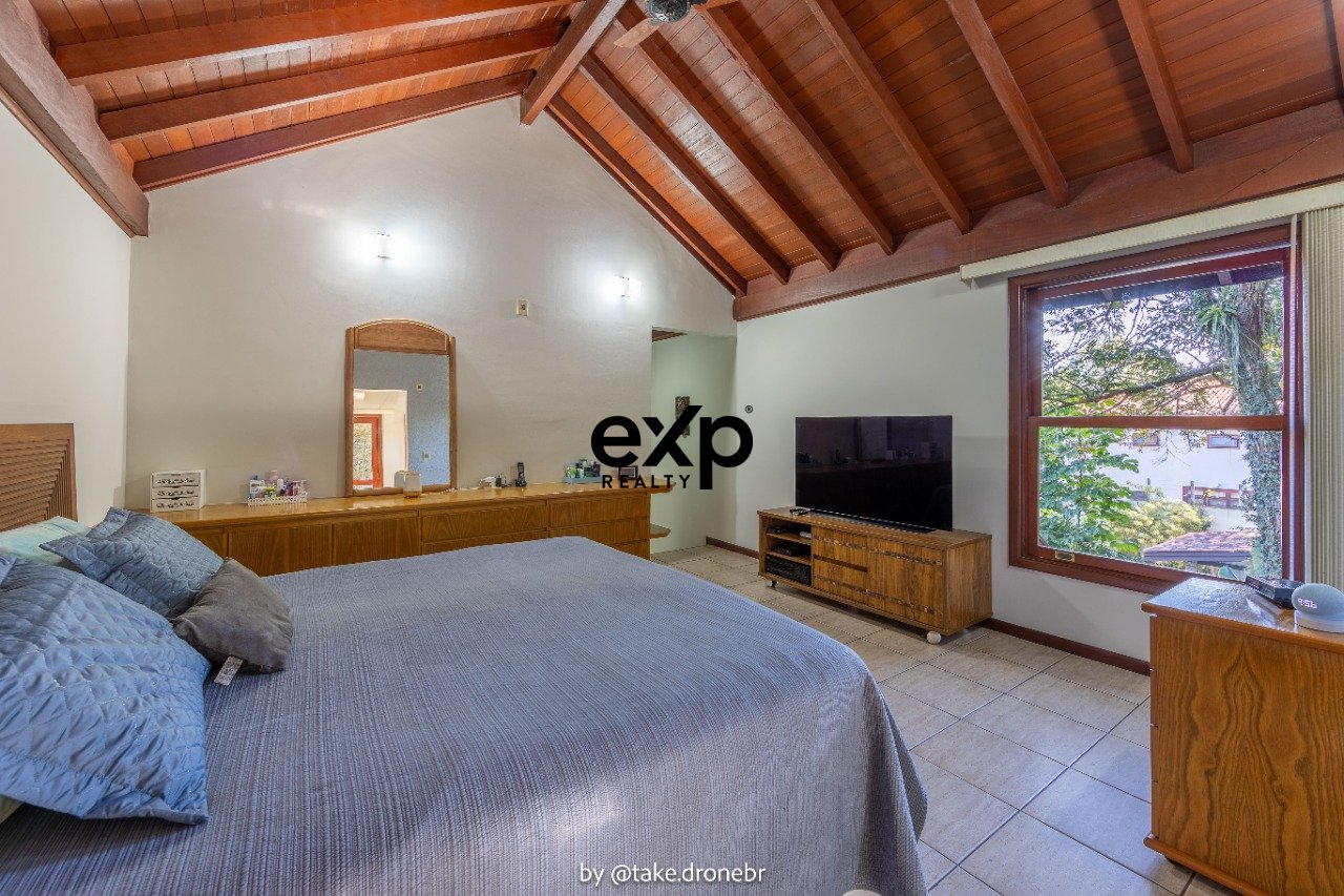 Casa à venda com 04 quartos, 03 suites no Chácara Flora em Valinhos/SP