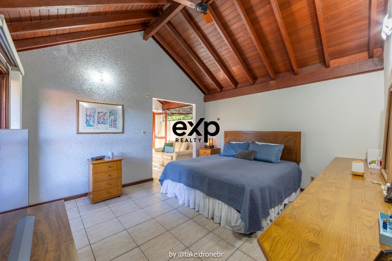 Casa à venda com 04 quartos, 03 suites no Chácara Flora em Valinhos/SP