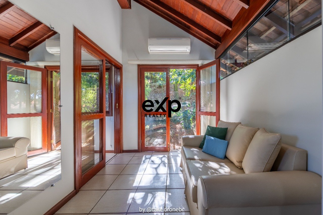 Casa à venda com 04 quartos, 03 suites no Chácara Flora em Valinhos/SP