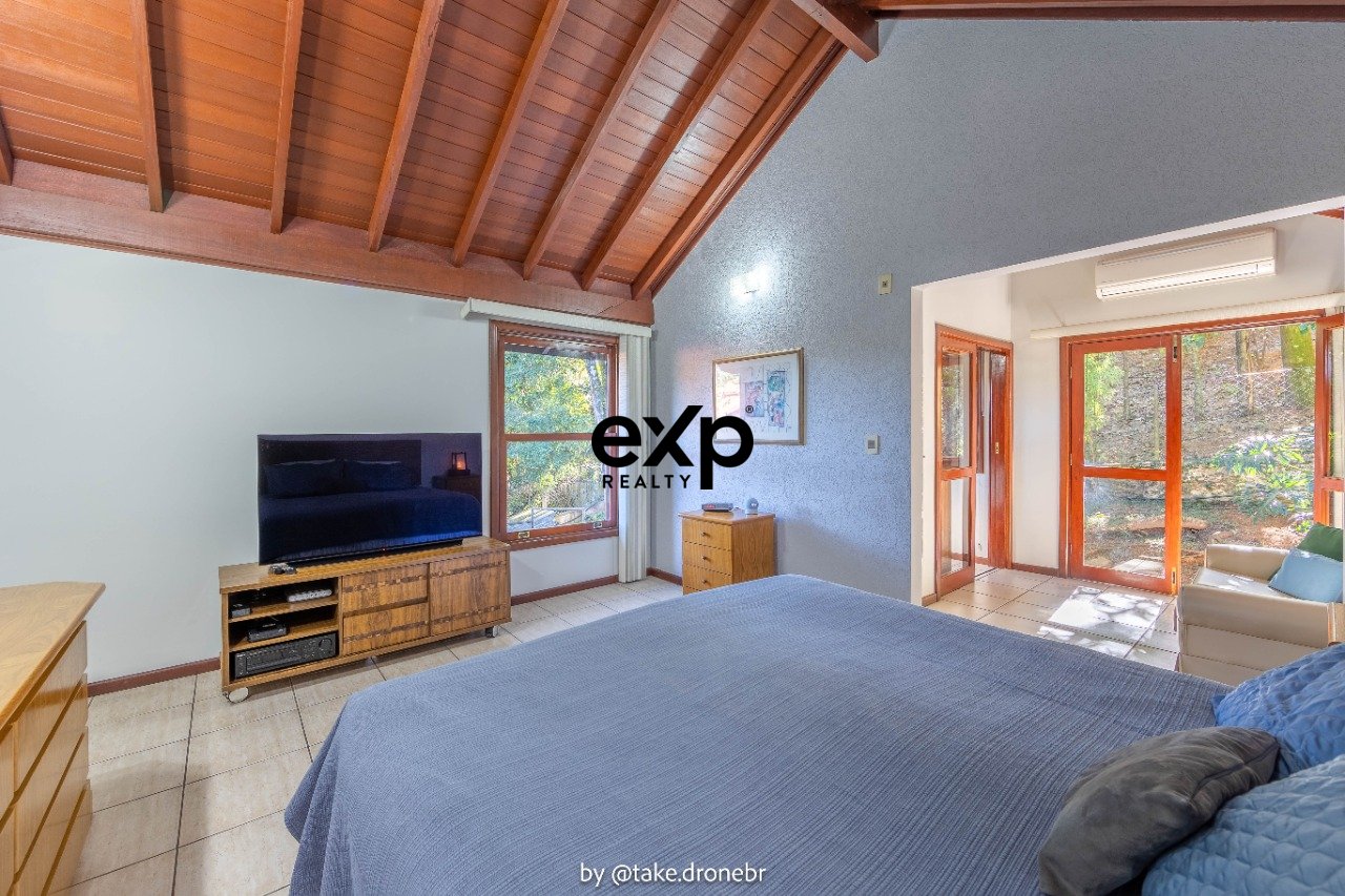 Casa à venda com 04 quartos, 03 suites no Chácara Flora em Valinhos/SP