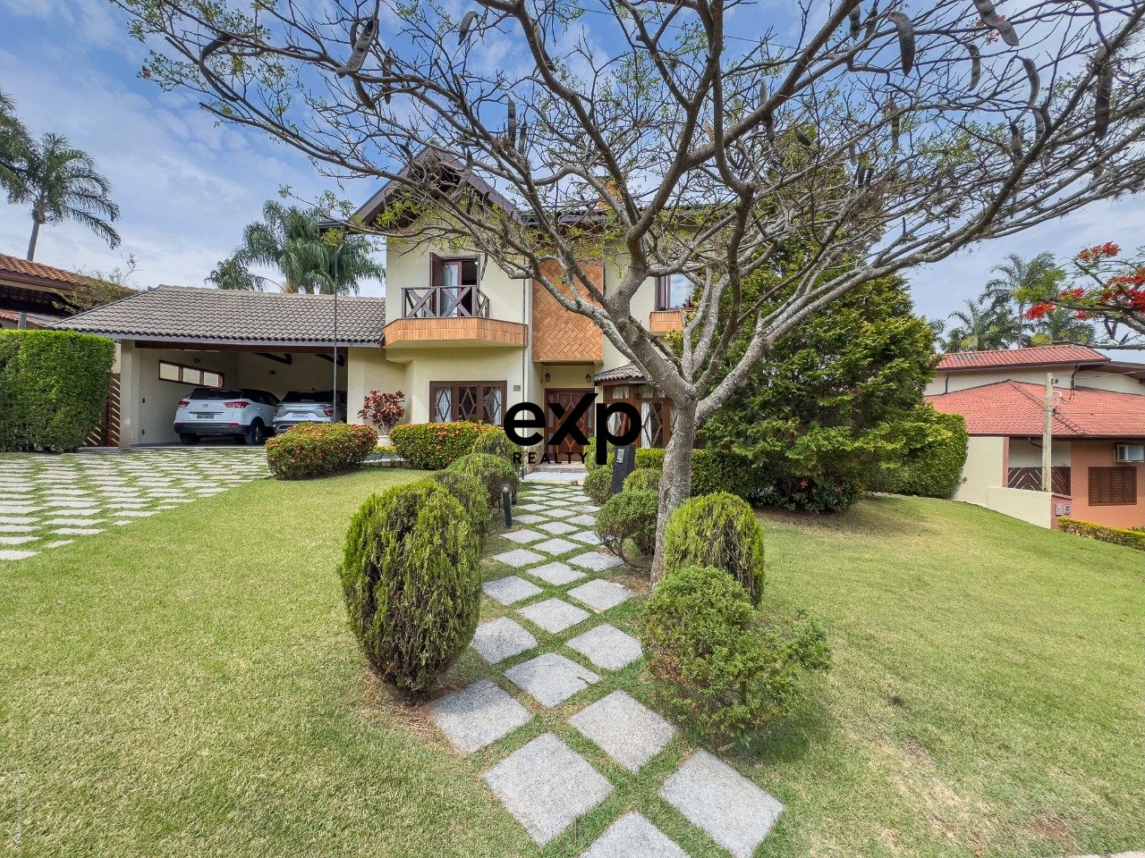 Casa à venda com 04 quartos, 02 suites ao lado do colégio Porto Seguro em Valinhois/SP