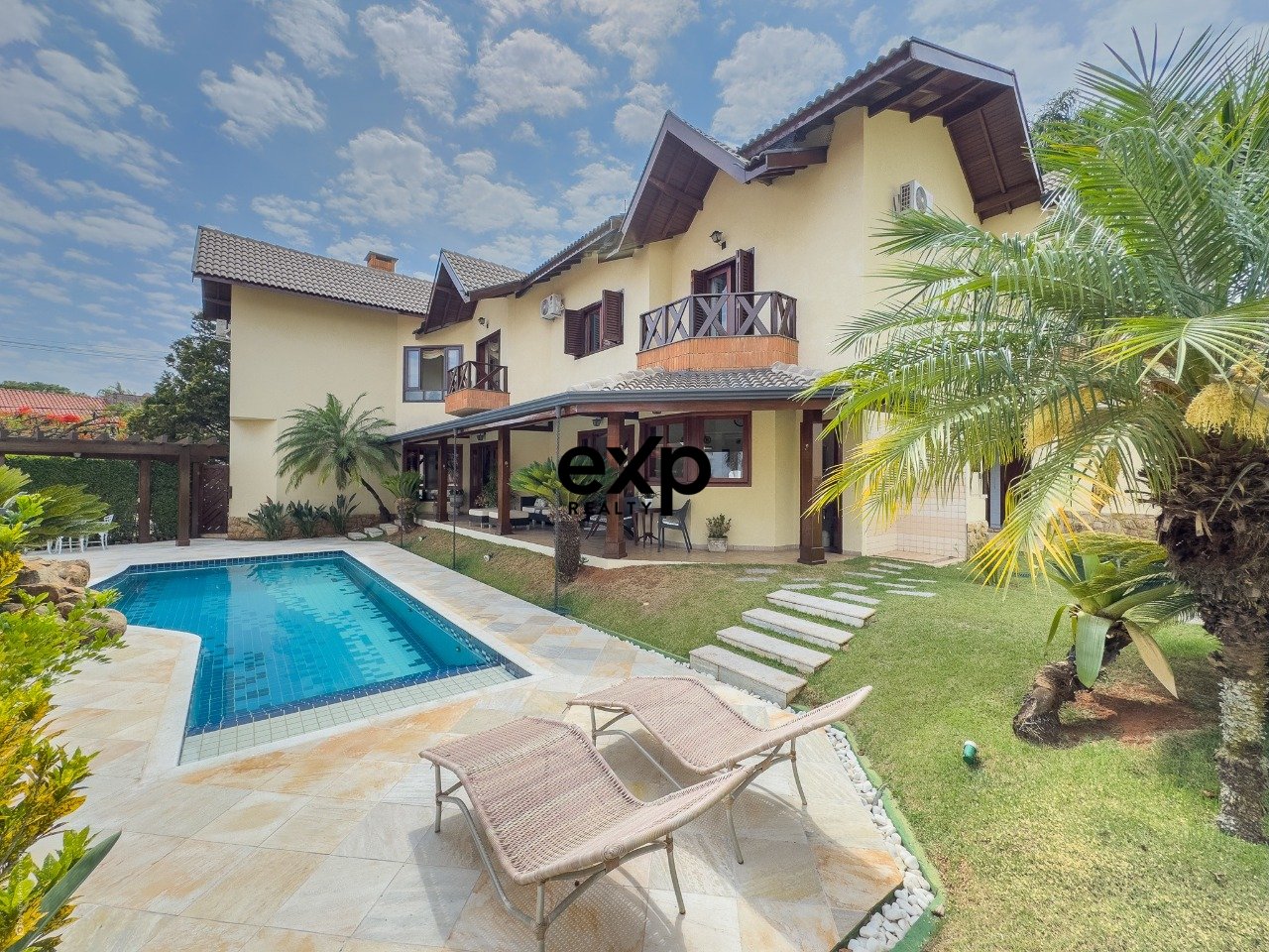 Casa à venda com 04 quartos, 02 suites ao lado do colégio Porto Seguro em Valinhois/SP