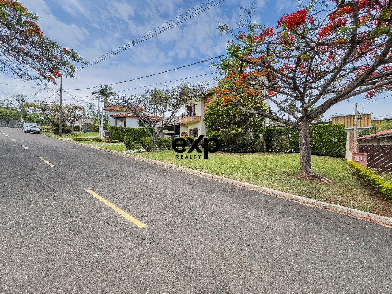 Casa à venda com 04 quartos, 02 suites ao lado do colégio Porto Seguro em Valinhois/SP