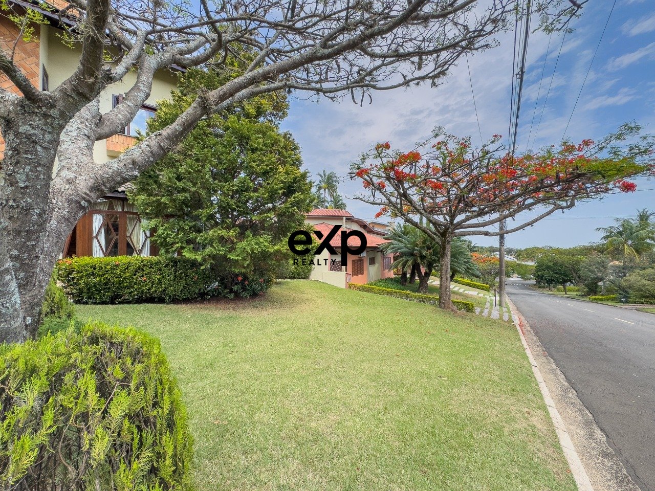 Casa à venda com 04 quartos, 02 suites ao lado do colégio Porto Seguro em Valinhois/SP