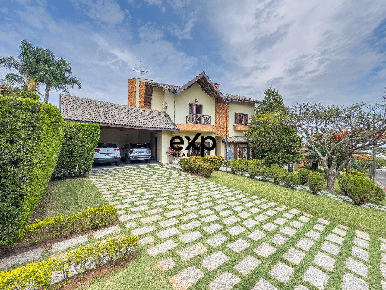 Casa à venda com 04 quartos, 02 suites ao lado do colégio Porto Seguro em Valinhois/SP
