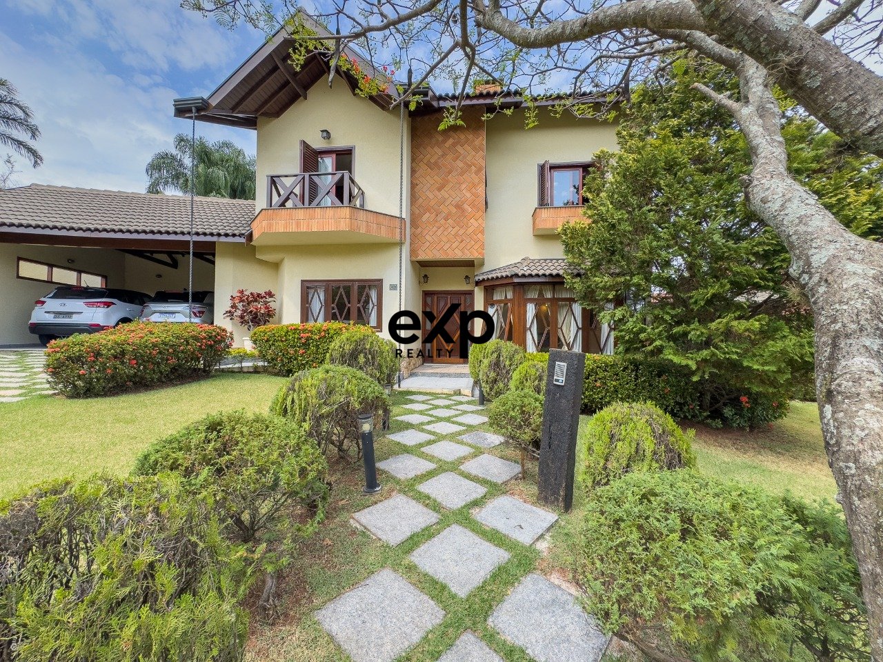 Casa à venda com 04 quartos, 02 suites ao lado do colégio Porto Seguro em Valinhois/SP