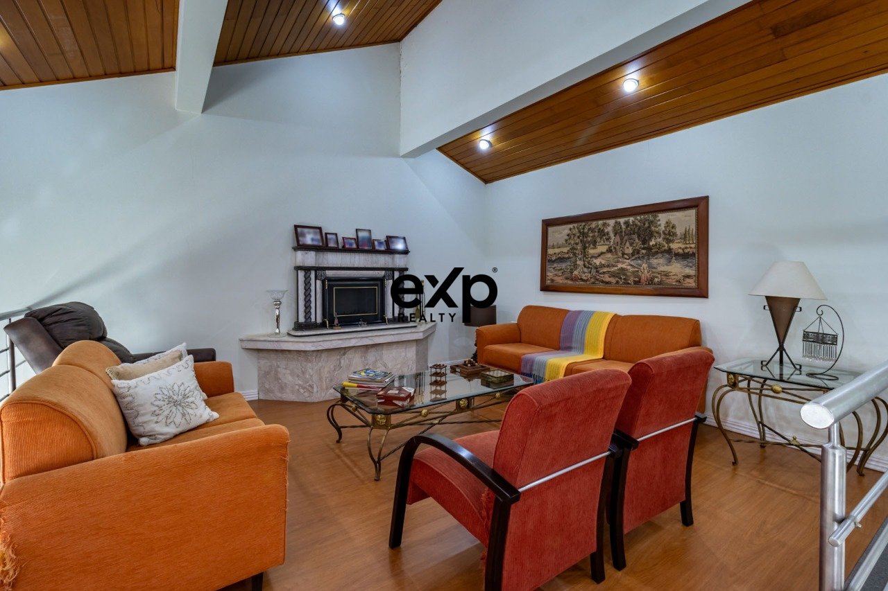 Casa à venda com 05 quartos, suites ao lado do colégio Porto Seguro em Valinhos/SP