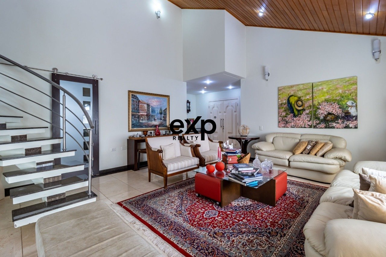 Casa à venda com 05 quartos, suites ao lado do colégio Porto Seguro em Valinhos/SP