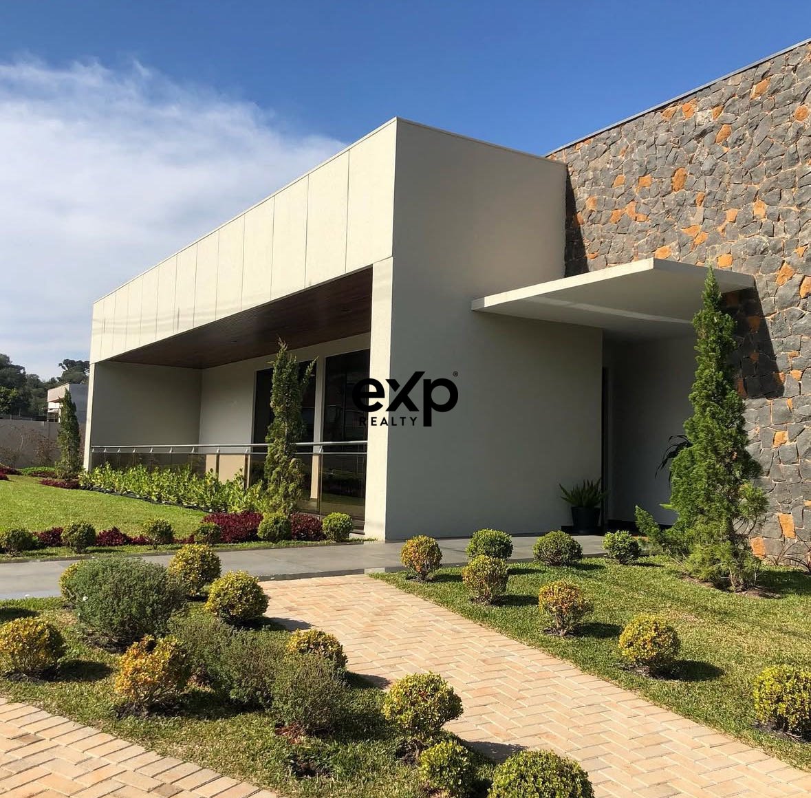 Luxuosa Casa em Fase de Acabamento em Condomínio Fechado