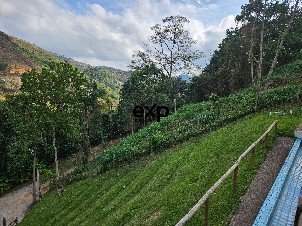 Casa no Condomínio Pouso das Maitacas com 4 suítes, 290 m² por R$ 1.480.000,00 - Secretário, Petrópolis/RJ