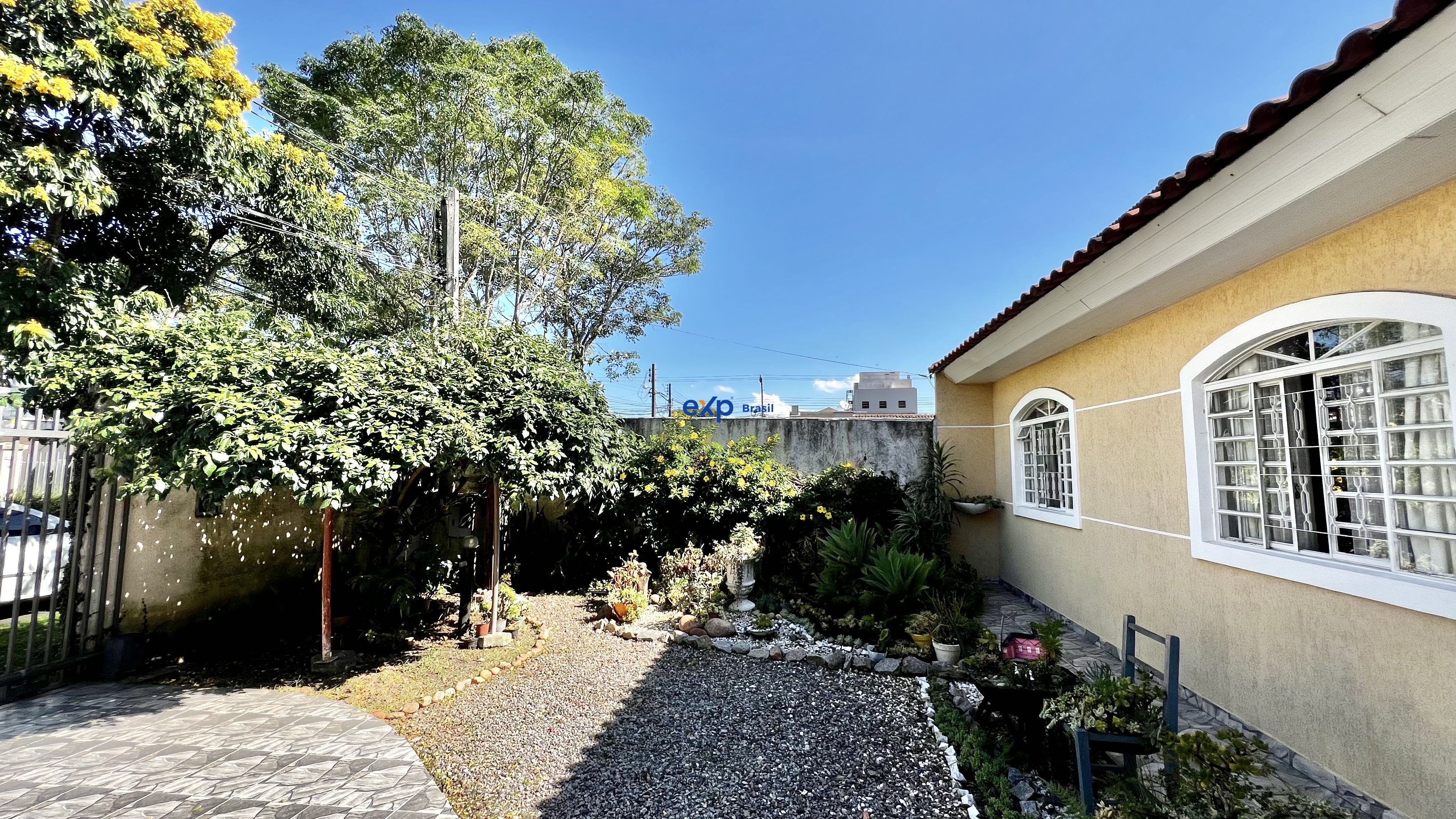 Casa térrea Averbada em Pinhais!! Bem no coração do Centro de Pinhais!!