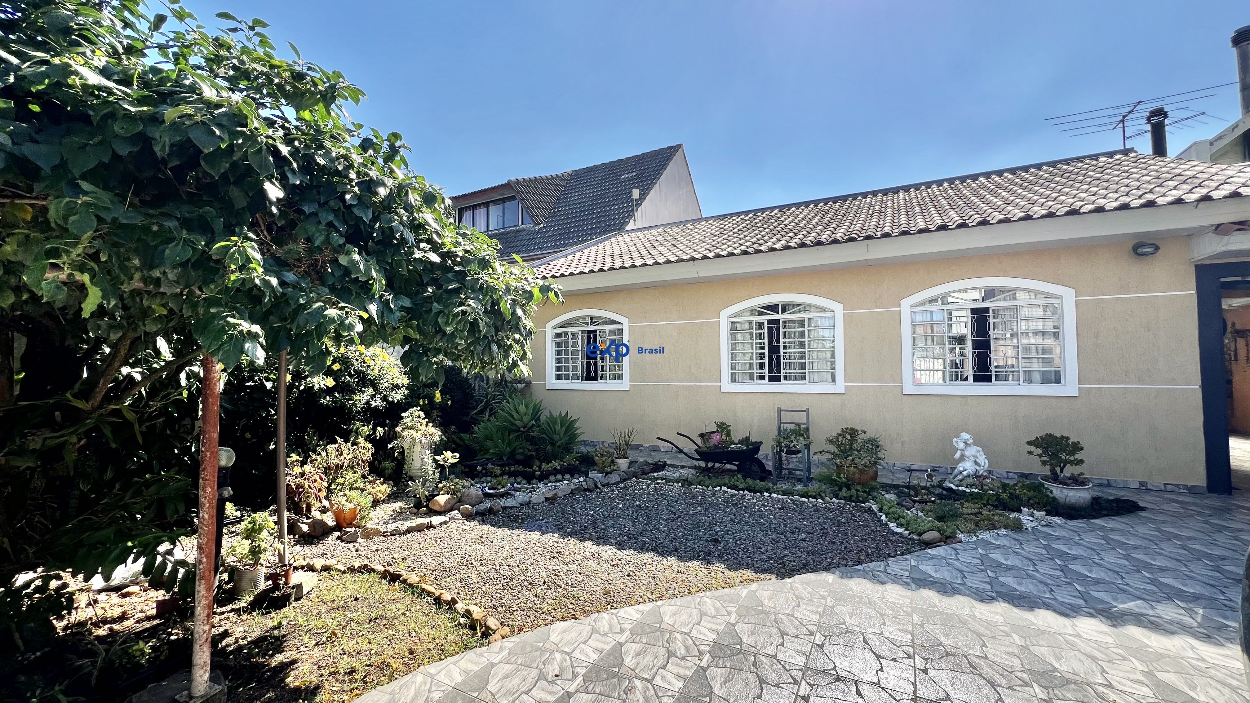 Casa térrea Averbada em Pinhais!! Bem no coração do Centro de Pinhais!!