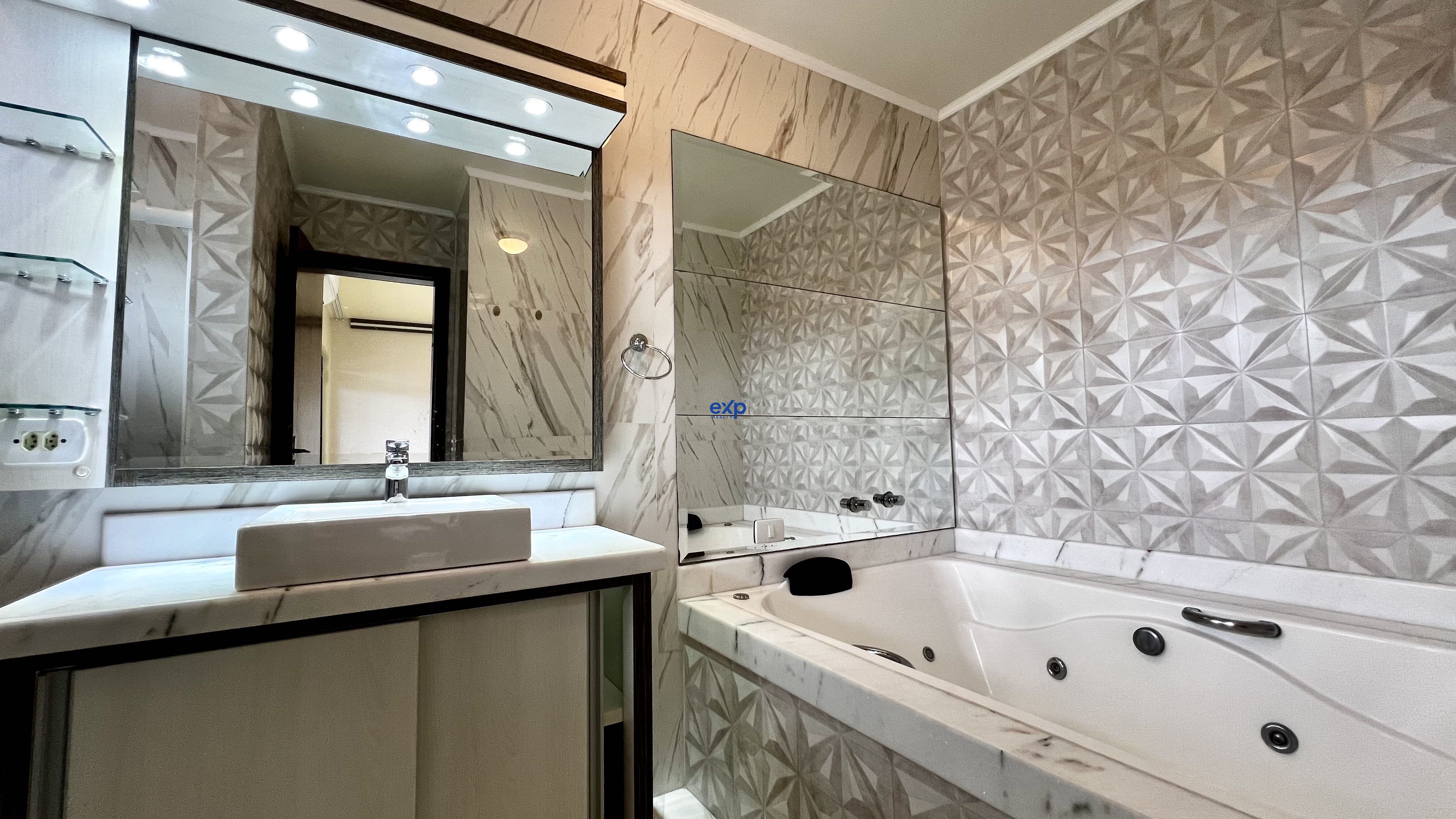Excelente Sobrado/Triplex à venda em Curitiba no bairro Jardim das Américas!!! Localização Fantástica!!!