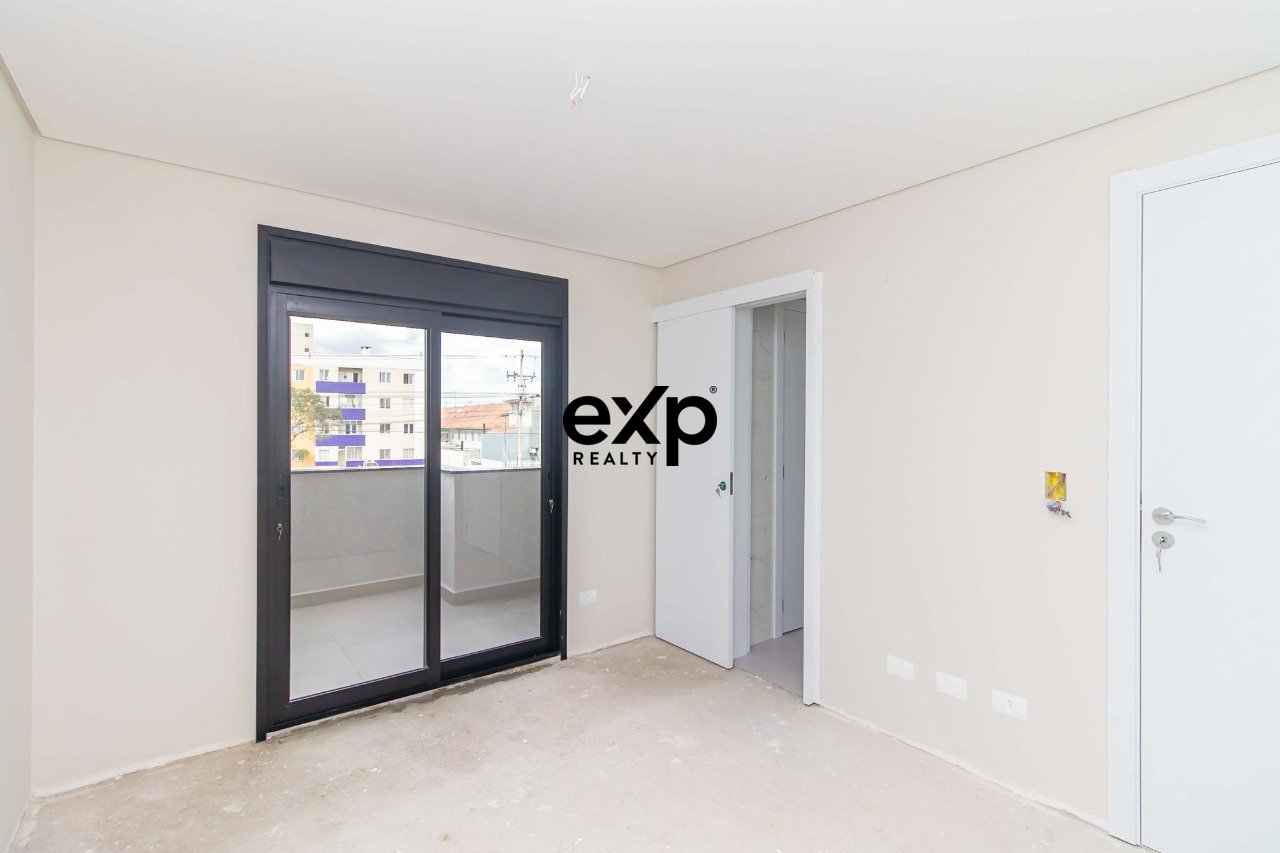 Triplex de Alto Padrão no Uberaba - 4 Vagas e Terraço com Preparação para Jacuzzi!
