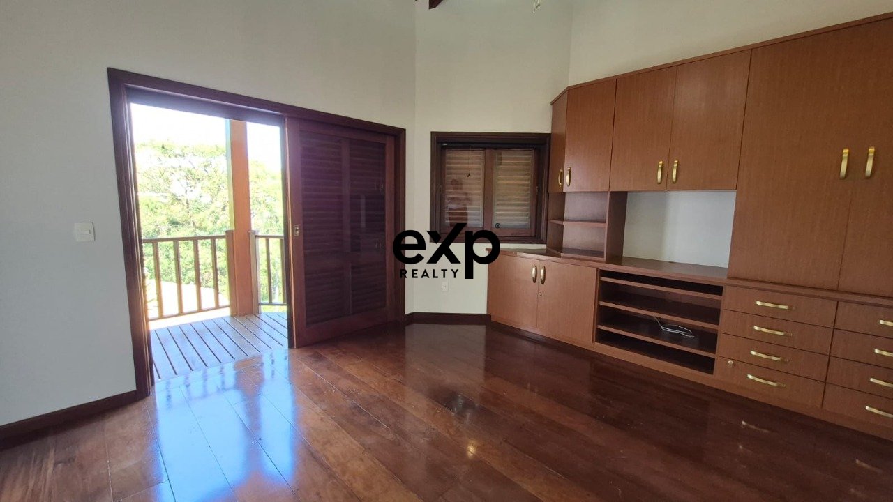 Casa à venda com 04 suites próxima oa colégio Porto Seguro em  Valinhos/SP