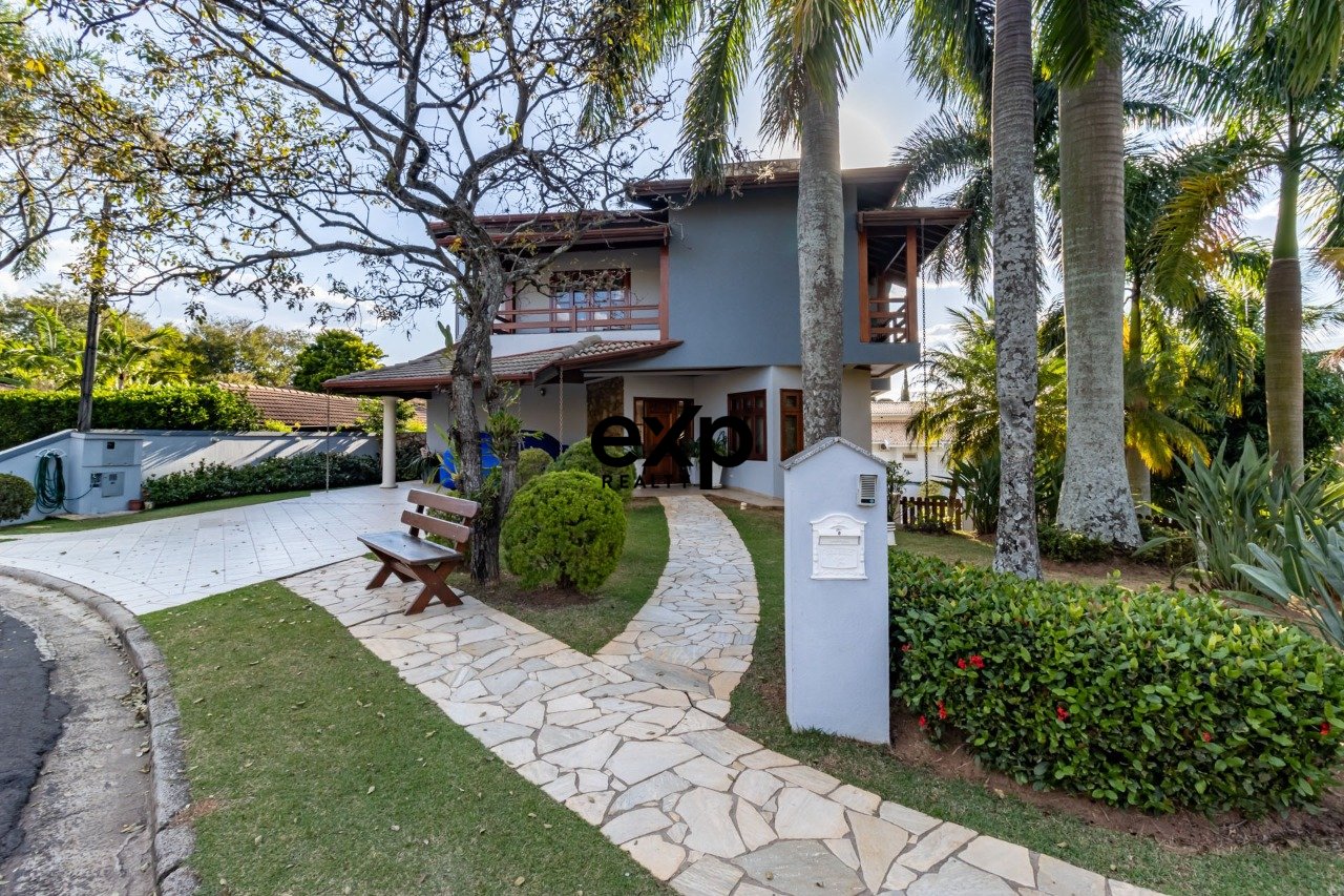 Casa à venda com 04 suites próxima oa colégio Porto Seguro em  Valinhos/SP
