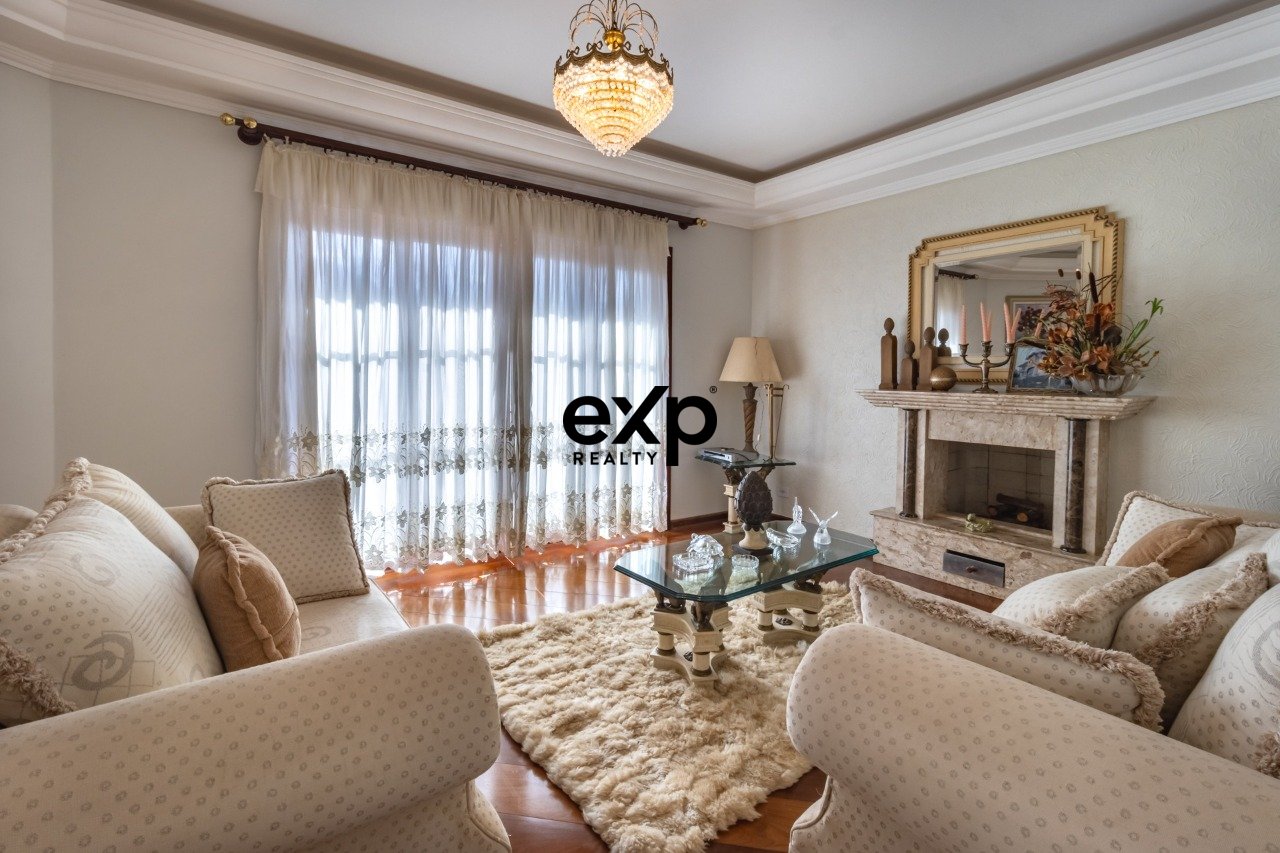 Casa à venda com 04 suites próxima oa colégio Porto Seguro em  Valinhos/SP