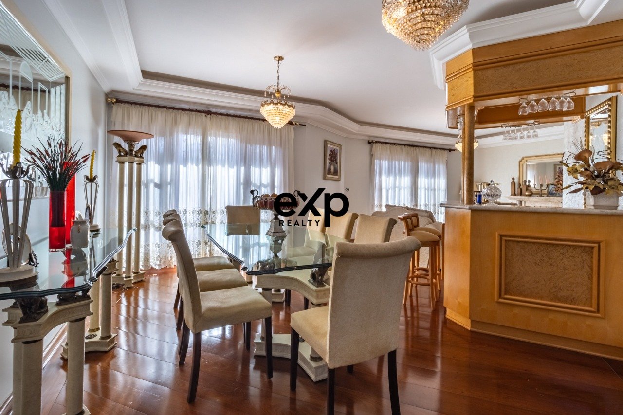 Casa à venda com 04 suites próxima oa colégio Porto Seguro em  Valinhos/SP
