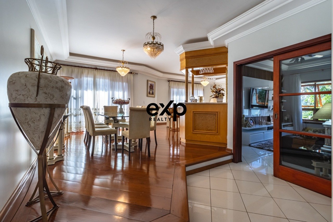 Casa à venda com 04 suites próxima oa colégio Porto Seguro em  Valinhos/SP