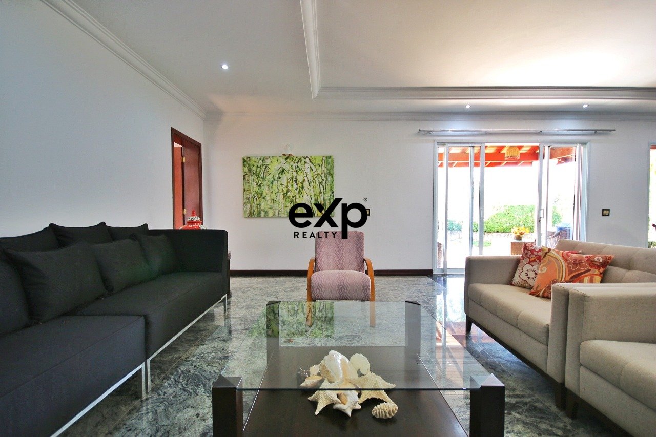 Casa à venda com 03 quartos sendo 03 suites, ao lado do Colégio Porto Seguro em Valinhos/SP