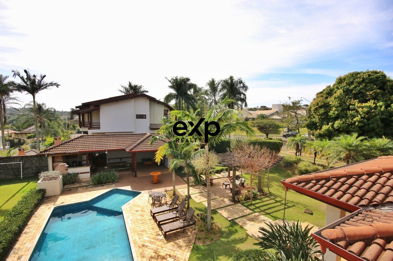Casa à venda com 03 quartos sendo 03 suites, ao lado do Colégio Porto Seguro em Valinhos/SP