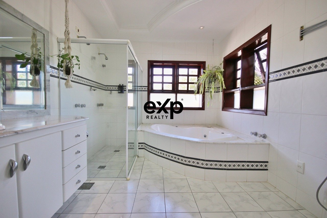 Casa à venda com 03 quartos sendo 03 suites, ao lado do Colégio Porto Seguro em Valinhos/SP