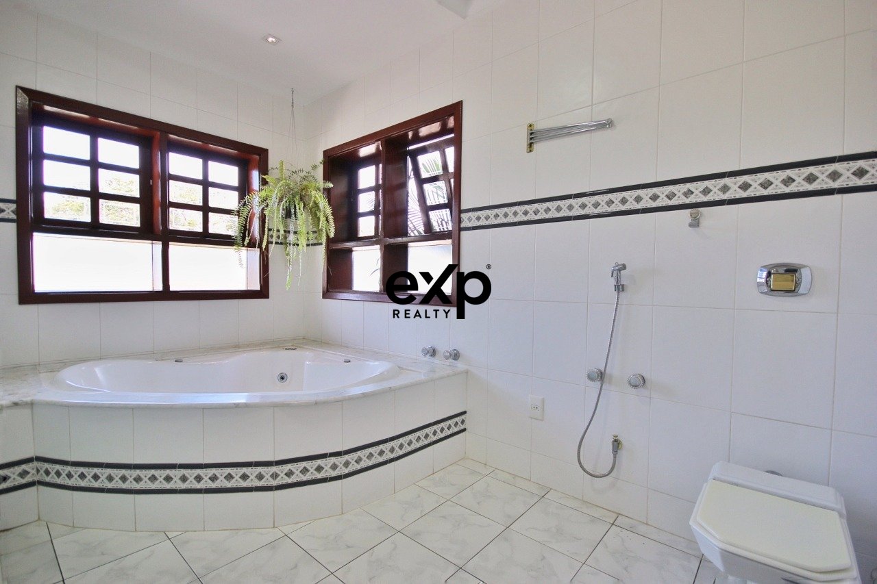 Casa à venda com 03 quartos sendo 03 suites, ao lado do Colégio Porto Seguro em Valinhos/SP