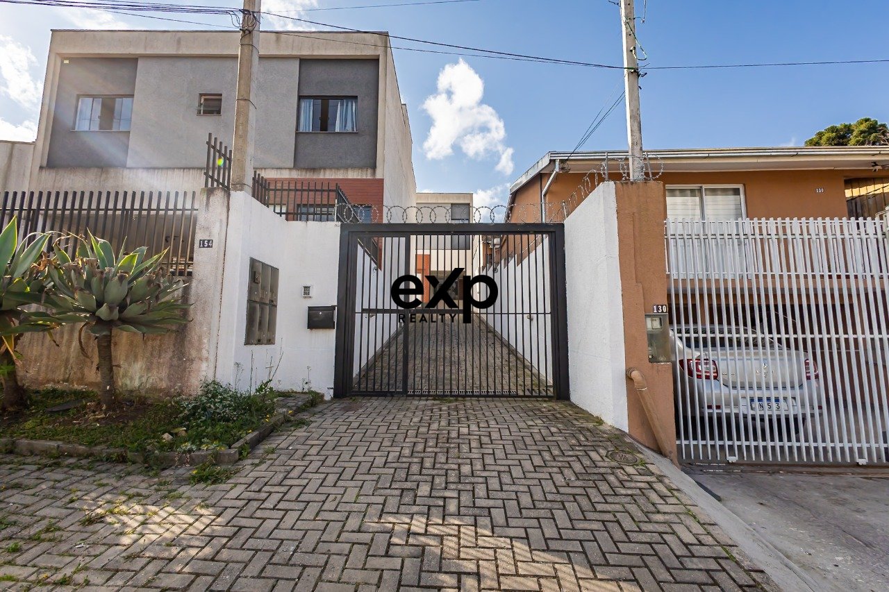 Sobrado no Bairro Barreirinha - 3 Quartos com Suíte, Planejados e 2 Vagas, Prox. Anita Garibaldi